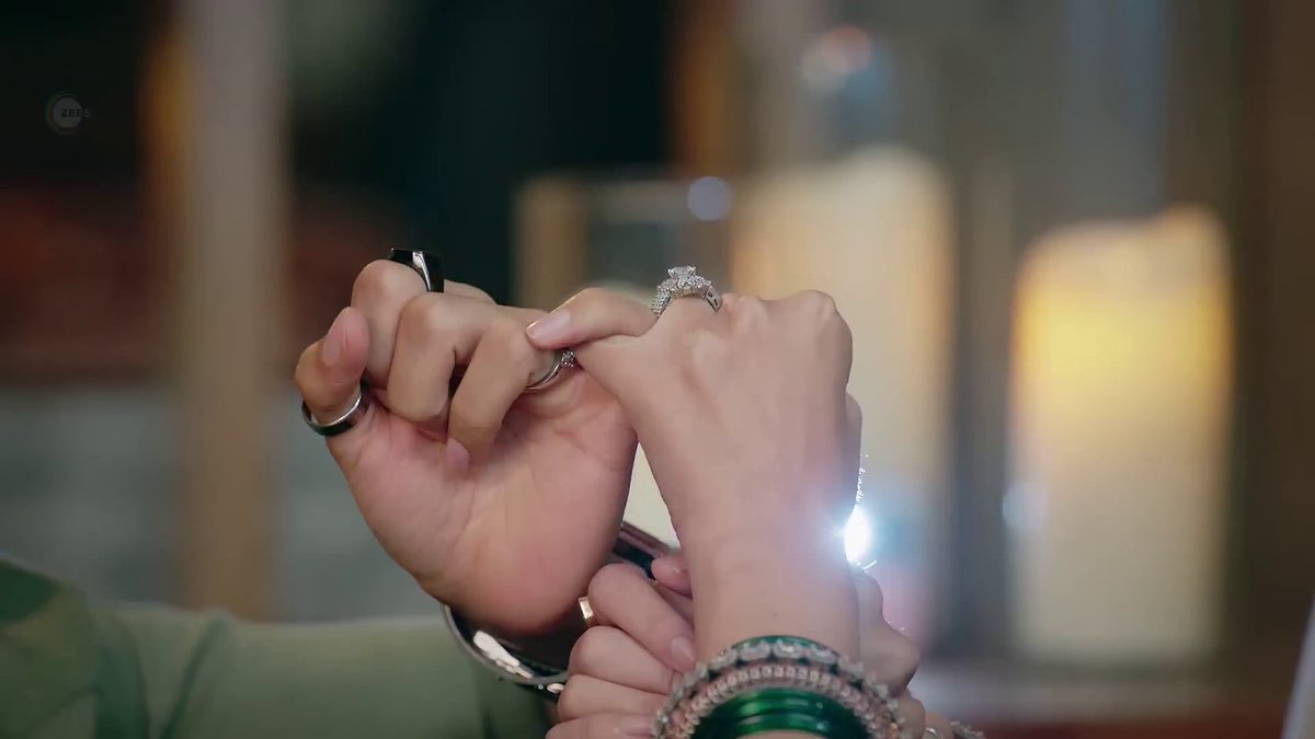 nazrein bole, duniya tole, dil ki zubaan, haaye, dil ki zubaan // ishq maange ishq chaahe koi toofaan //  chalna aahiste ishq naya hai, pehla yeh vaada tumne kiya hai