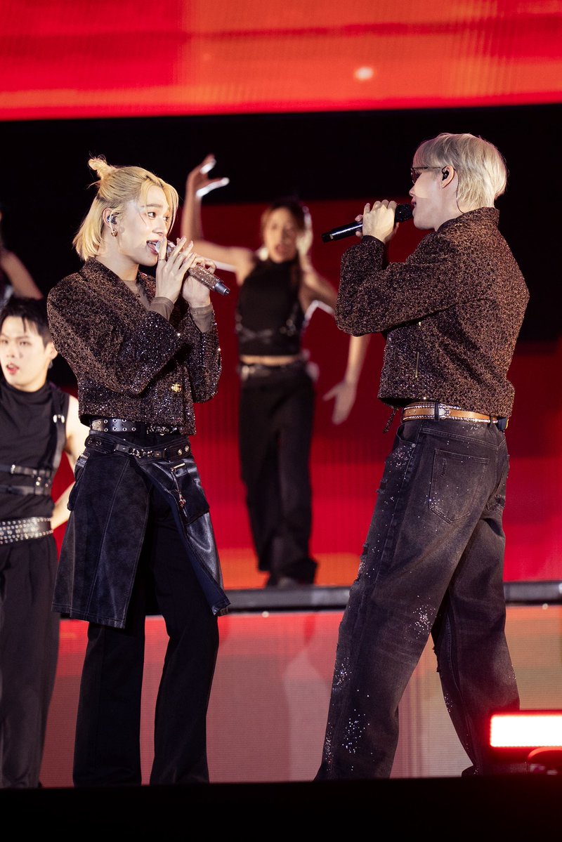 DMDMusicTH's tweet image. ภาพบรรยากาศของ “ซี” และ “นุนิว” ในงาน ICONSIAM Amazing Thailand Countdown 2026 ⭐️

ขอขอบคุณ @iconsiam  ที่ให้เกียรติ “ซี” และ “นุนิว” ได้มามอบความสุข พร้อมโชว์เพลงสุดพิเศษในวันนี้นะคะ 🥰

และขอขอบคุณทุกกำลังใจจากทุกคนในวันนี้ด้วยนะคะ 🫶🏻✨

ZEENUNEW COUNTDOWN ICONSIAM…