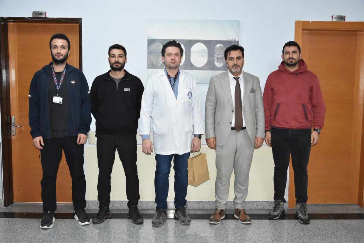 Bugün Kardiyoloji, Üroloji, Göz Hastalıkları, Acil Tıp ve İç Hastalıkları kliniklerimizin; bilgi, tecrübe ve akademik duruşlarıyla kurumumuza değer katan kıymetli akademisyen hocalarımız ile geleceğin hekimleri olan çok değerli asistanlarımızın ziyaretleri beni ziyadesiyle mutlu