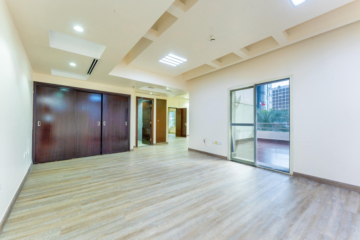 موقع المثالي لنجاح شركتك!
في قلب الخليج الغربي في فندق إزدان - أبراج الخليج الغربي 
▸ مساحات مرنة (مفروشة وغير مفروشة)
اختيارات متنوعة تناسب الشركات الصغيرة والمتوسطة والكبيرة
▸ قرب محطة المترو والمؤسسات الحكومية
▸ مواقف سيارات مغطاة
▸ أمن على مدار الساعة
▸ خدمات صيانة