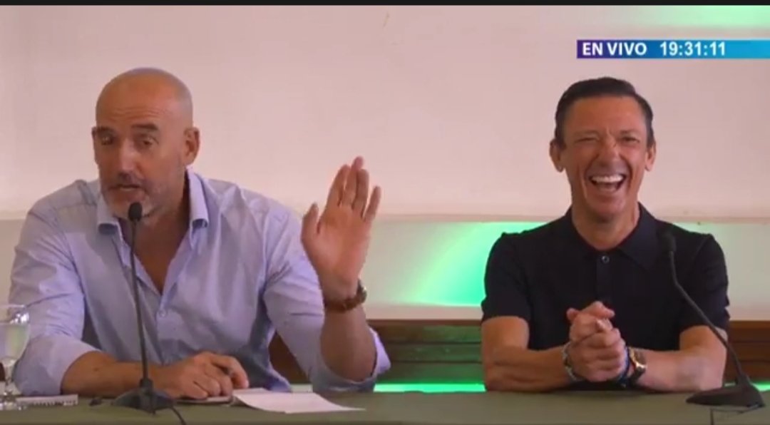 maxivillamarin's tweet photo. Yo se lo robé, pero él se lo había robado ya a alguien más.
Frankie Dettori  dijo así, con una gran sonrisa sobre el origen de su  salto del ángel, haciendo referencia a Ángel Cordero, jockey puertorriqueño, durante su primera aparición pública en el Hipódromo Nacional de Maroñas https://t.co/7lUHaqhQg2