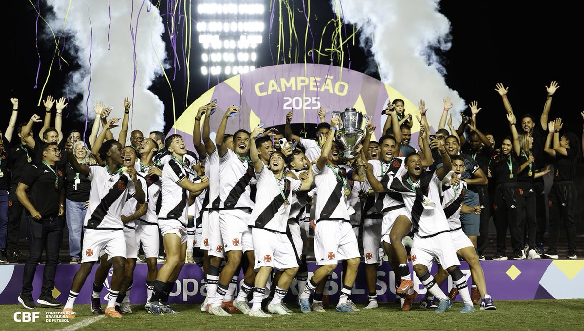 EstagiarioVasco's tweet image. 🚨 #BaseForte💢

➡️ Confira os resultados do Vasco Sub-17 em 2025.

🏆 CAMPEÃO
Copa do Brasil Sub-17

🥈 2° COLOCADO
Copa Rio Sub-17

🥉 3° COLOCADO
Campeonato Estadual Sub-17

📈 SEMIFINAIS
Taça Guanabara Sub-17
Copa Futam Internacional

📈 QUARTAS DE FINAIS
Campeonato