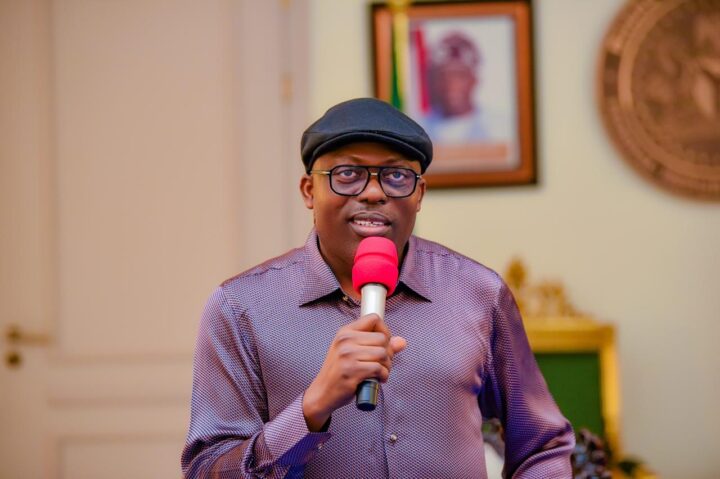 Rivers defends N100k Christmas bonus, says payment covers ALL public servants

The Rivers government says the N100,000 Christmas bonus disbursed by the state was meant for all civil and public servants on its payroll.

A statement released on Wednesday by Honour Sirawoo,