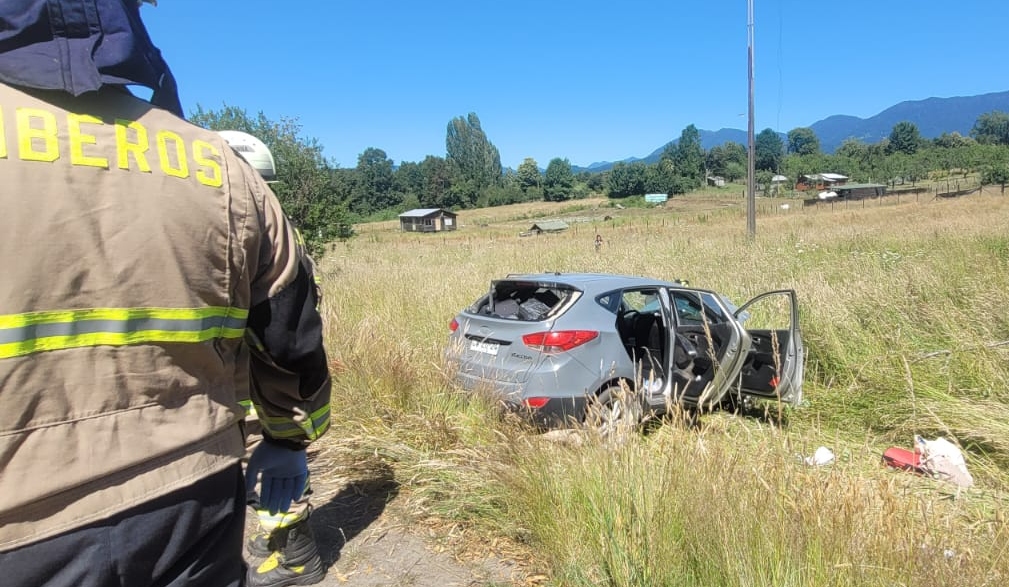 Accidente dejó al menos tres lesionados en sector Recta Coz Coz , ruta Panguipulli a Pullinque-Coñaripe. Vehículo que perdió el control y volcó al costado de la ruta. Dos hombres y mujer fueron rescatados por Bomberos y trasladados por Samu hasta el Hospital de Panguipulli.