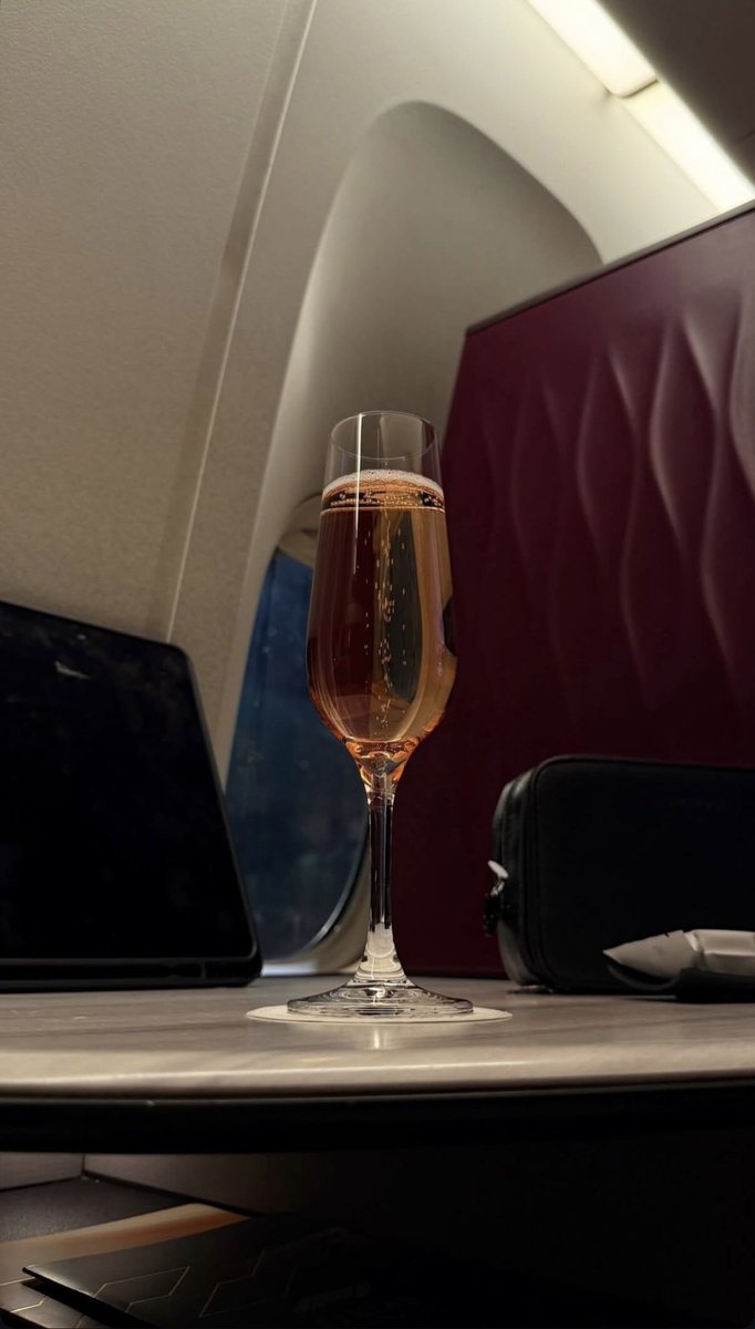 gasaq__'s tweet image. اعظم ما شفت مـن السفر مـن معاناه
يوم الودآآآع .. ويوم مآ جيت رآجـع !!

سآفـرت احسب إني لَا سافرت بنساه
وعودت لبـلادي بنفـس الموآجـع !”