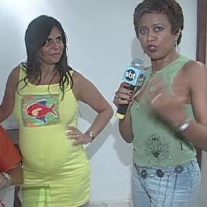 mttlim's tweet photo. colocando kerastase no cabelo no ultimo dia do ano pra atrair dinheiro se pra sobrar no meu prato tiver que faltar no outro eh a vida vamo q vamo ano de odio intriga contenda briga https://t.co/L9VA73d60V