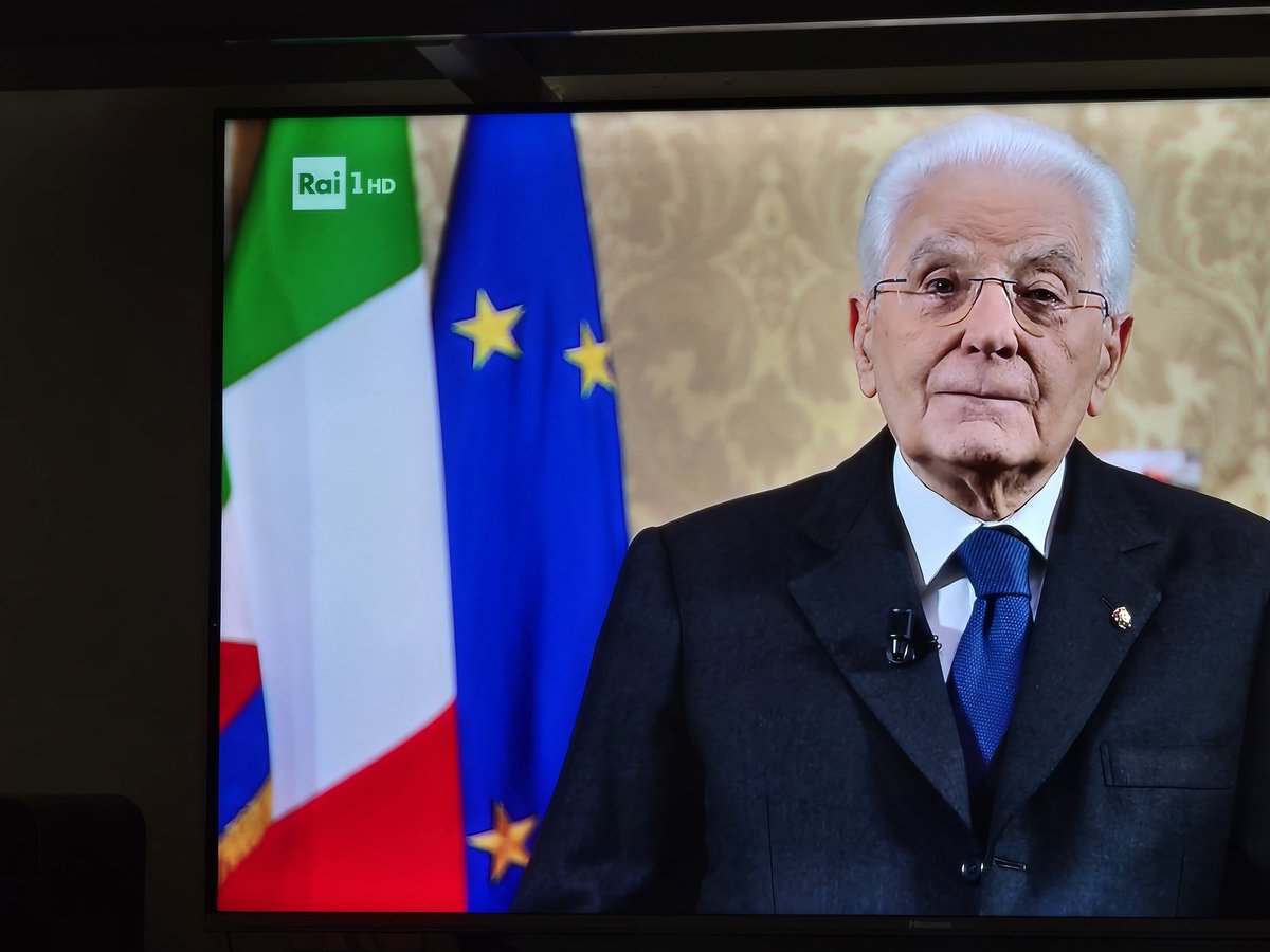 Un gigante tra i nani. A destra come a sinistra. Lunga vita al Presidente Mattarella!