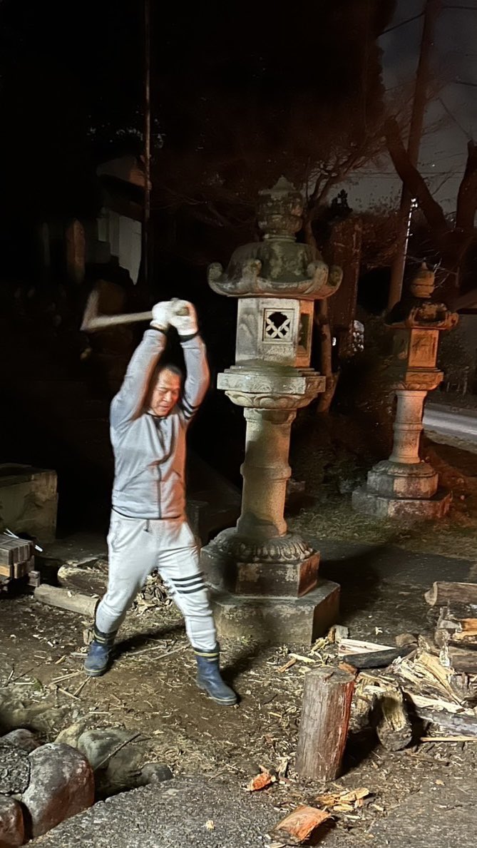 明けましておめでとう御座います㊗️
昨夜は地元谷津公会堂でお焚き上げに参加し、薪割りにも挑戦です💦
お伊勢の森神明社でお詣りをして、今朝は地元真福寺からの初日の出を拝ませて戴きました。
今年も宜しくお願い致します㊗️