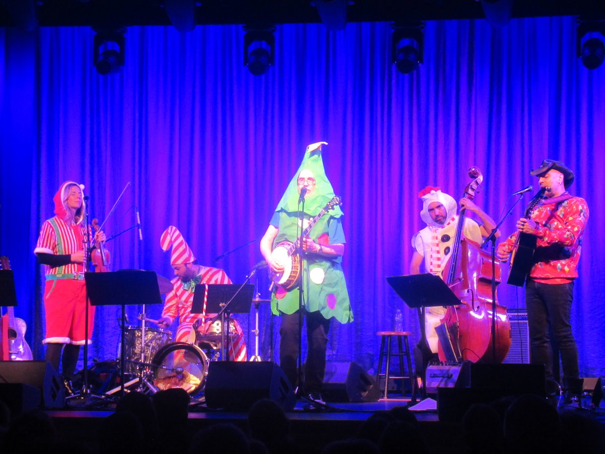 QOTDCT's tweet image. #RecentlyInCT / #RecentConcertsInCT:
@TonyTrischka and band @ComeToTheKate, #OldSaybrook, 12/2/2025
[The even more festive second half]