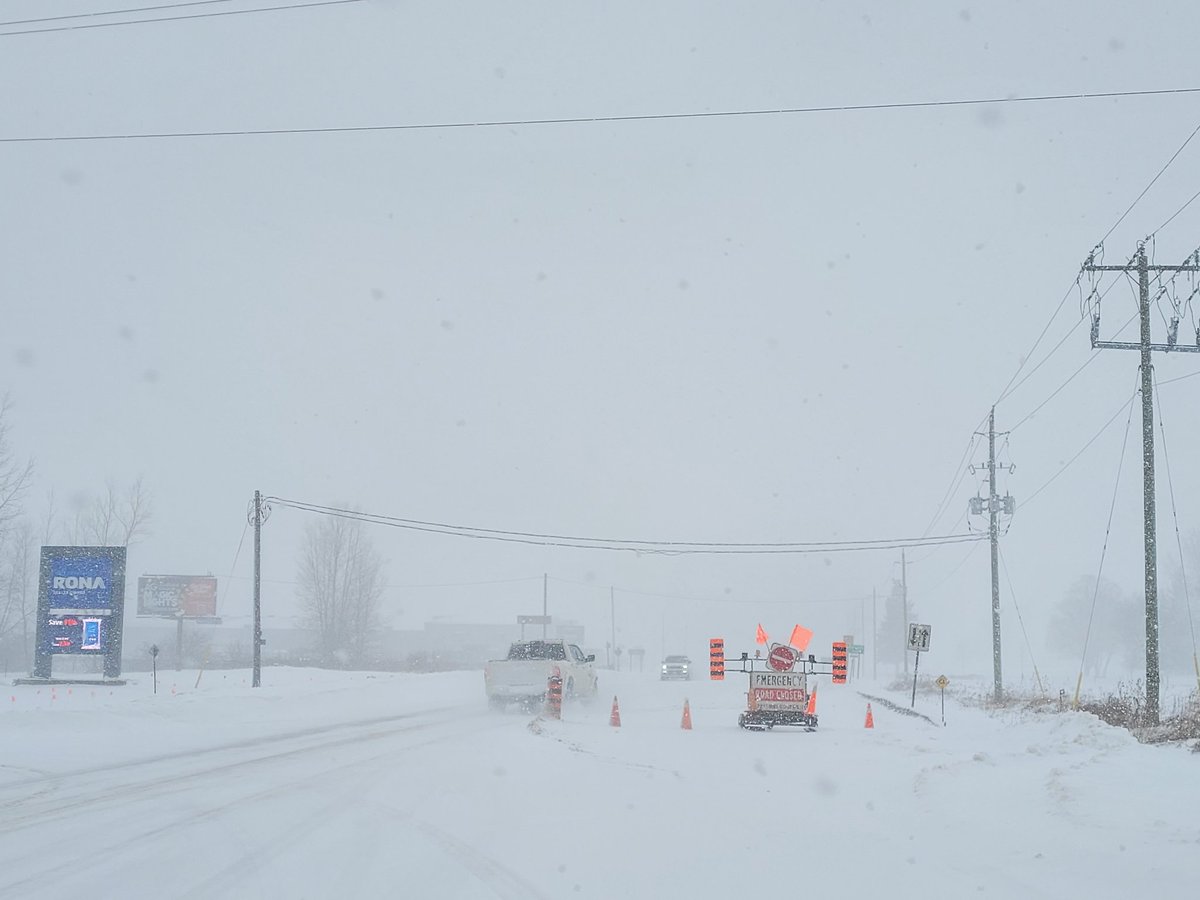 WxOntario1's tweet image. #Hwy4 at #Exeter remains closed with heavy snow falling and near whiteout conditions at times

Still have the idiots driving around the barricades...

#OnWX #ONStorm