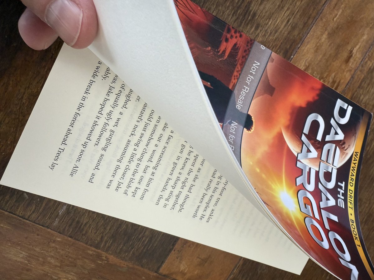 ScottMorgan's tweet image. Got a print proof today for The Daedalon Cargo. Will get another with a matte finish to compare. Interior formatting looks great.