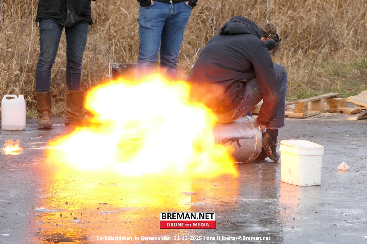Foto's online  : Traditioneel Carbidschieten in Genemuiden live-uitzending breman.net/traditioneel-c…