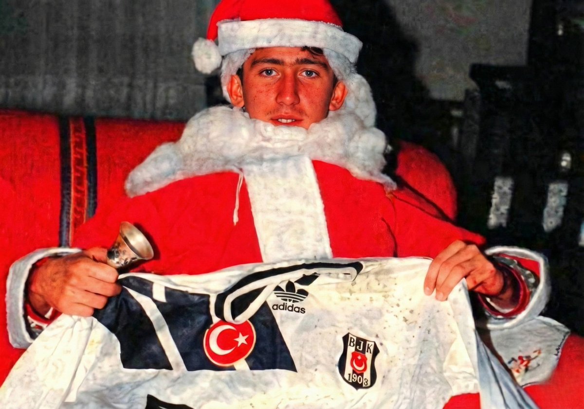 nexustransfer's tweet photo. Sergen Yalçın, 1993 yılında Noel Baba kıyafeti ve Beşiktaş formasıyla yeni yılı kutluyor. https://t.co/wqO4EVsLPg
