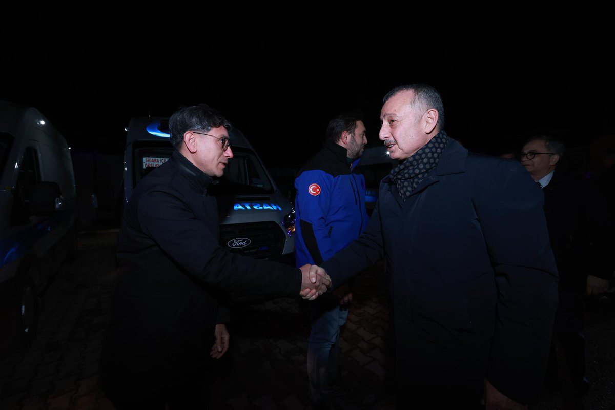 tahirbuyukakin's tweet photo. Ambulans komuta merkezimizde görevli mesai arkadaşlarımı ziyaret ederek yeni yılllarını tebrik ettim. Zaman ve mekan fark etmeksizin vatandaşımızın yardımına koşan tüm sağlık çalışanlarımıza teşekkür ediyorum. https://t.co/JfkLlEhKdI