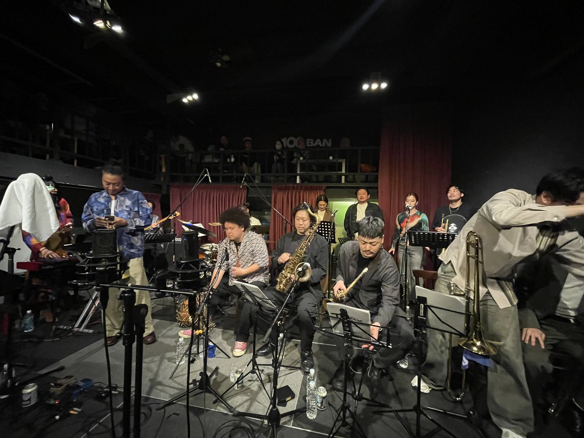 カウントダウンライブに 行く 嫁も 嫁やけど…

夜通し 釣り🎣をする 夫も 夫やで〜😛

って思っているワタシ。

ライブから 先ほど 帰宅〜。
2年前より 帰宅時間遅いけど 睡魔はほぼ無い🧡

楽しい楽しいライブ、行けて良かった〜☺️