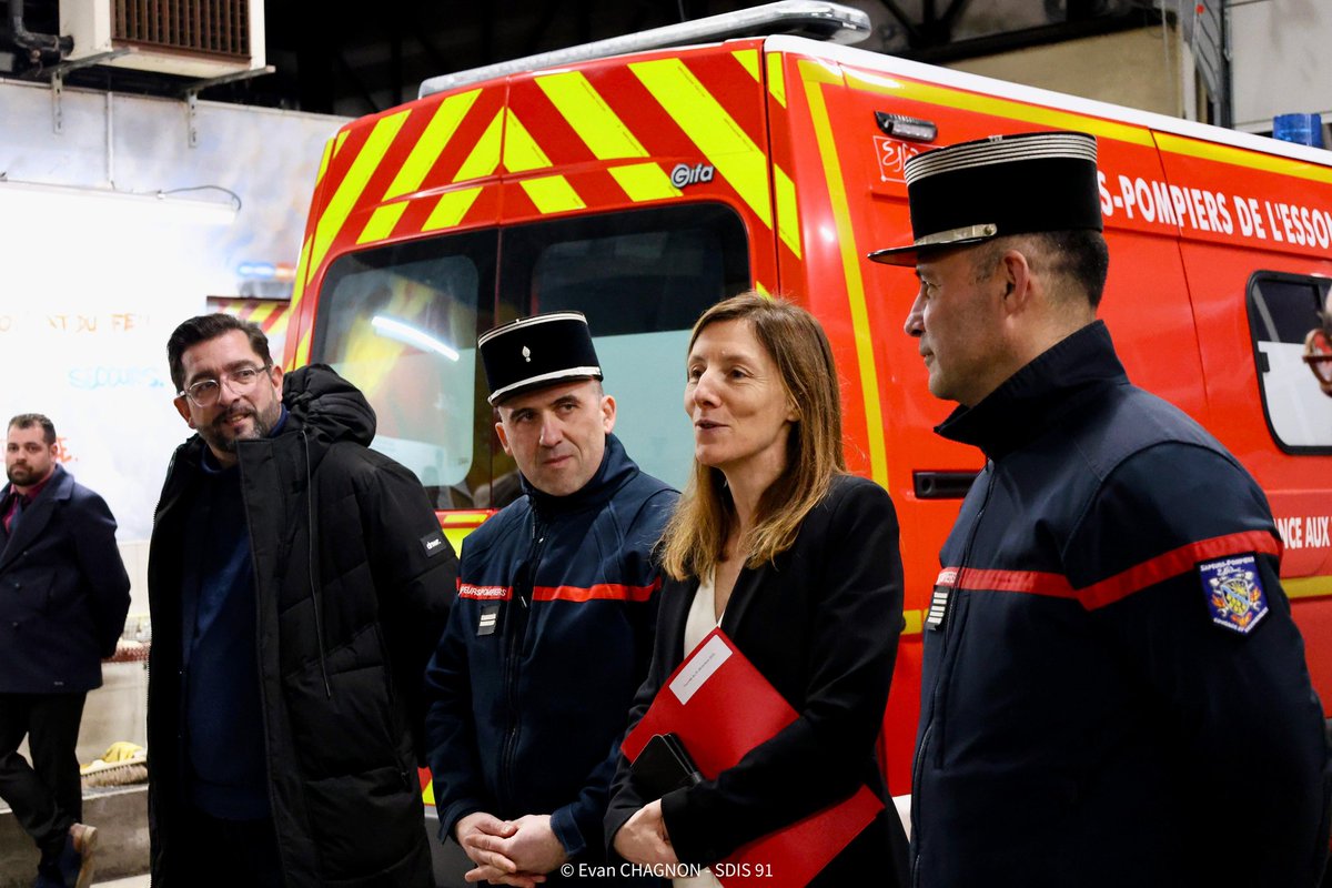 #SaintSylvestre | La préfète de l’Essonne, Fabienne Balussou, est venue ce soir à la rencontre des agents mobilisés pour votre sécurité et notamment des sapeurs-pompiers du CIS de Sainte-Geneviève-des-Bois, avec qui elle a pu échanger.