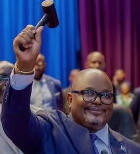 Meilleurs vœux à l’Honorable Pdt de l’AN, Aimé Boji Sangara.
Que votre marteau conducteur, symbole d’autorité, de sagesse et d’équilibre institutionnel, résonne encore longtemps au service de la République, de la démocratie et du peuple congolais.Longévité dans votr noble mission