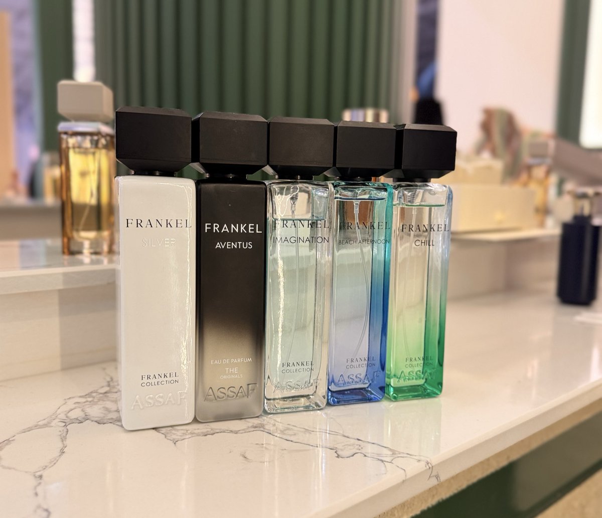 الي يميز عساف ماعندهم لف ودوران صريحين. حتى  الاسم نفسه. افترنون وايمانجيشن وافنتوس وشيل وسلفر😁🫵🏻. 
المستهلك العادي راح يقول بينهم تشابه. وتجربته هي الي تحكم على العطر..
اما انا وغيري  من الي تعمقو في عطور زيرجوف وفرانشيسكا ولويس فيتون و كريد وغيره ....
نبحث عن الجودة والتميز ما