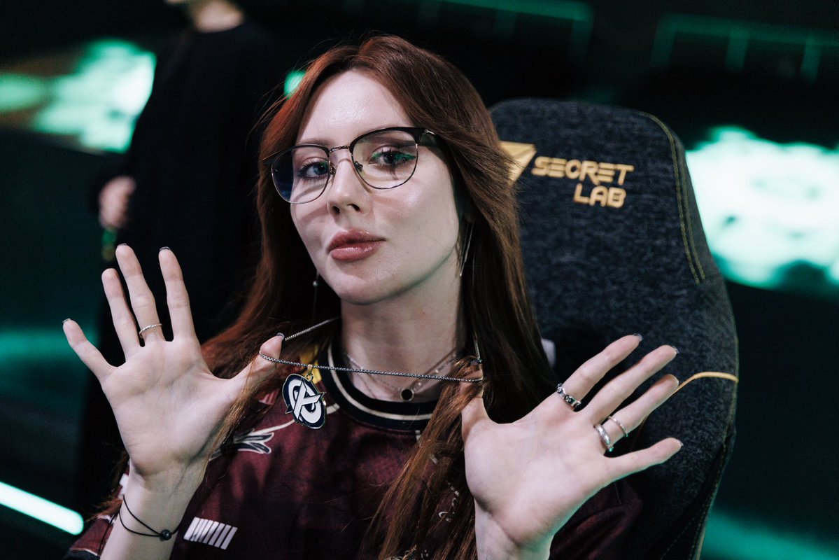 1mbecileHeureux's tweet image. Bonne année je vous fais gagner 10 pendentifs pour commencer.

Il faut simplement me follow et il y a
5 rouges à gagner dans les rt
5 bleus à gagner en commentant
Et 2 codes de 10€ sur le shop KC dans les likes offerts par @DuPanDa14

Tous les 500 rt je rajoute 2 de chaques 💙