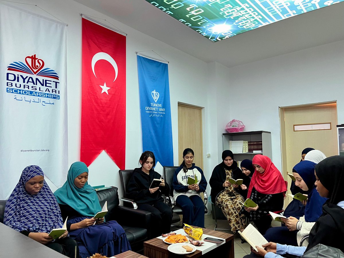 Güzel Ahlak Yolculuğumuz Devam Ediyor 🌱

Peygamber Efendimiz (s.a.v)’in “Müminlerin iman bakımından en mükemmeli, ahlâk bakımından en güzel olanıdır.” (Ebû Dâvûd, Sünnet, 15) hadis-i şerifinden yola çıkarak planladığımız, Güzel Ahlak Okumalarımız devam ediyor✨
<a href="/DiyanetVakfi/">Türkiye Diyanet Vakfı</a>