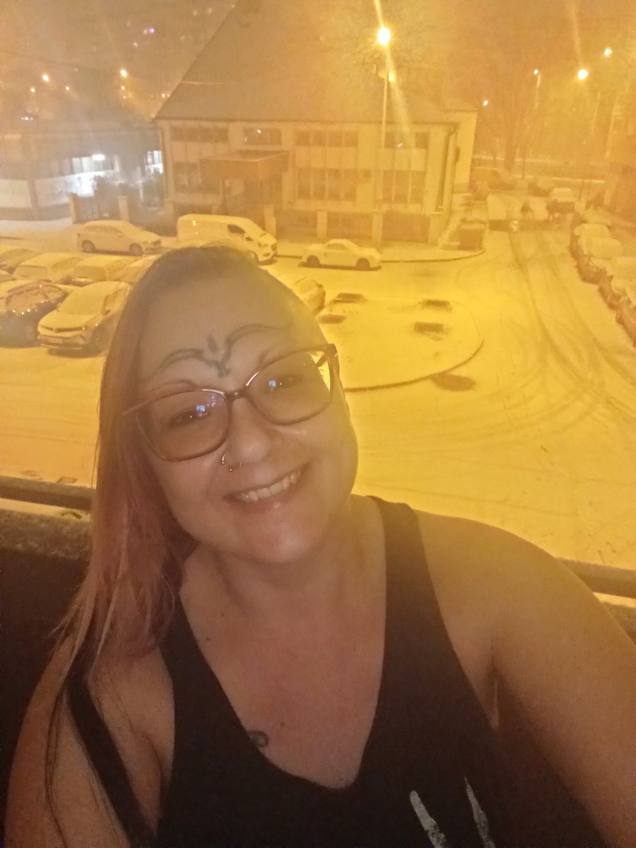 It's finally snowing in Budapest!! Could have come earlier, but what a beautiful way to end the year!