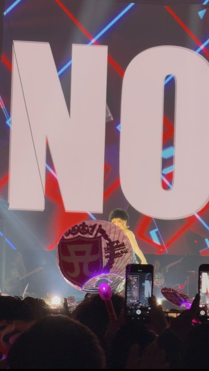 お願いだから頭より上高く上げないでよ！
まさにNoだよ！
avex さん、会場では光るうちわでなくペンライトにしませんか？
アリーナ居ても団扇で視界遮られて見えません！
<a href="/ayu_19980408/">ayumi hamasaki (from staff)</a> 
#ayumihanasaki #ayucountdownlive20252026