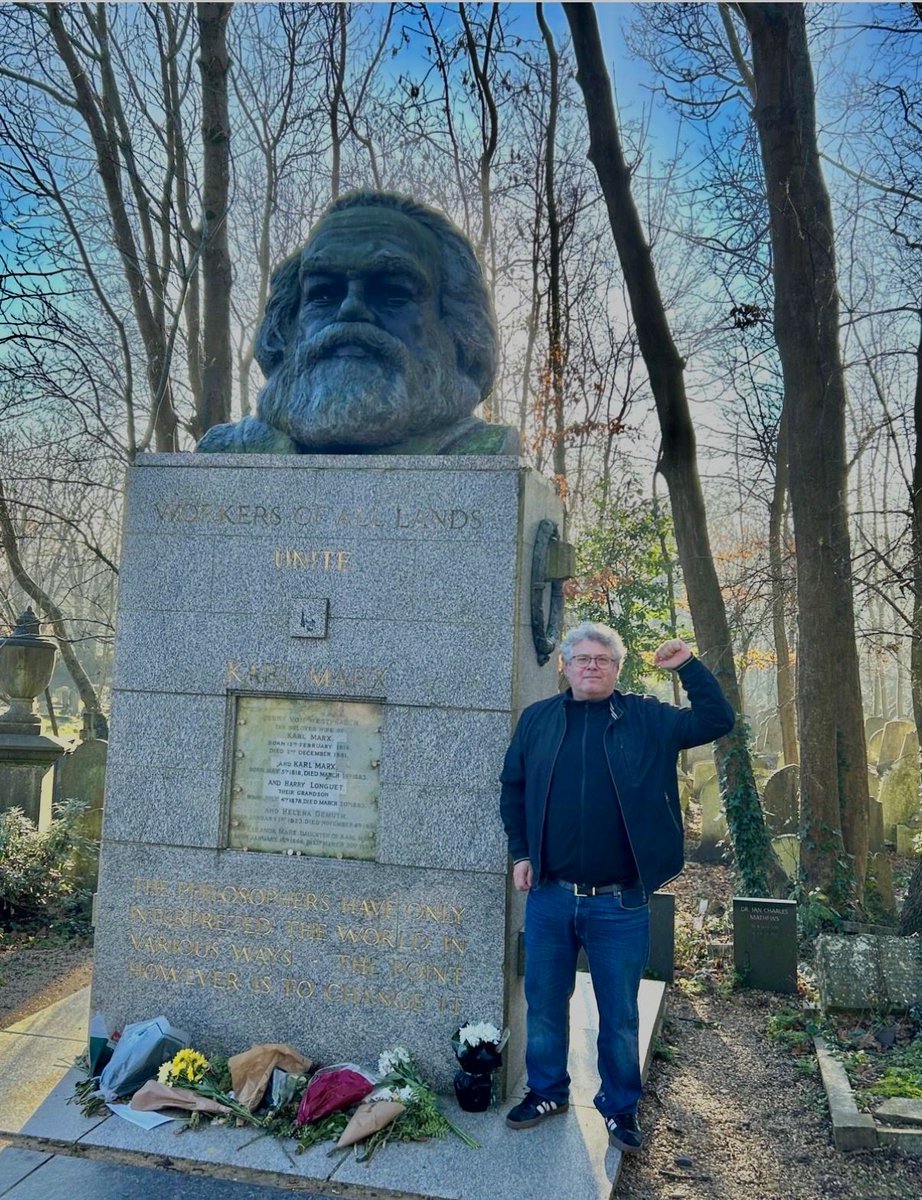 smith51_a's tweet image. “Les prolétaires n’ont rien à perdre que leurs chaînes. Ils ont un monde à gagner. Prolétaires de tous les pays, unissez-vous !” 

Bonne année de luttes et de victoires sociales ✊