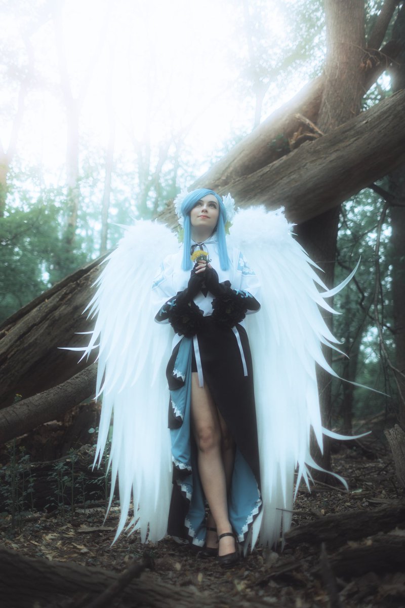 NeonCosplays's tweet image. My Favorite Cosplay of 2025! 💙🪽

This year was all about finding my footing in a whirlwind of change. Just like Dizzy, I found myself blossoming into my new life. ❀

Here's to 2026 &amp;amp; cosplaying more of my most beloved characters!

lightriftphoto
#QueenDizzy #GGST #ディズィー