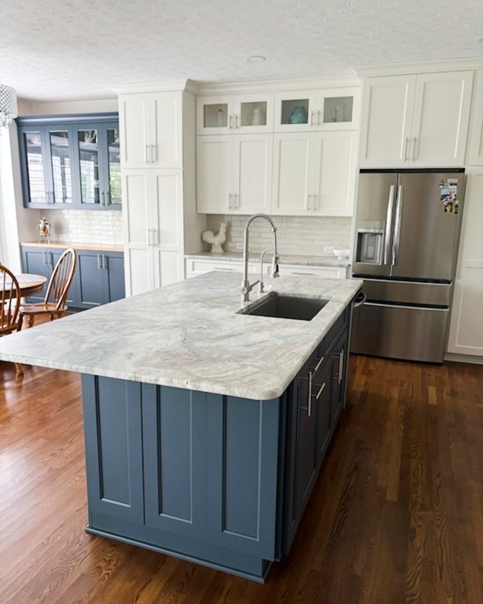CECTOPS's tweet photo. Ready to start 2026 with a kitchen glow up? 🤩
This stunning kitchen features Mascavo Leather from our Edge Allure™ Collection.

👉 Visit one of our Midwest showrooms or schedule a consultation today.

#CuttingEdgeCountertops #WeveGotYouCovered #MascavoLeather #Dolomite https://t.co/Ecb4fQ4WkS