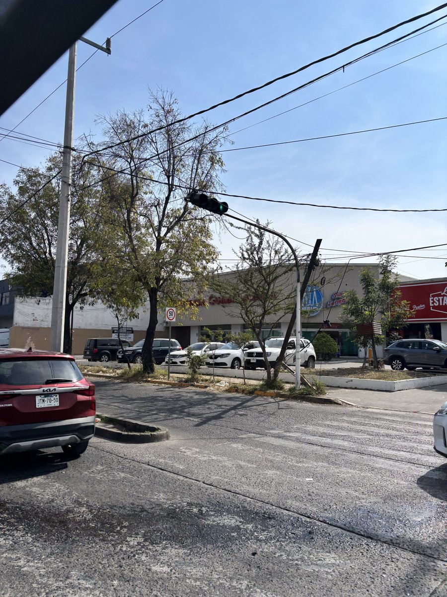 TheRocketAng's tweet photo. @Trafico_ZMG  @GobiernoJalisco 
Esta persona se acaba de llevar un poste de luz y se dio a la fuga en la avenida Manuel López de la gaspi y calle Maria c. Bancaril afuera de la Farmacia Guadalajara https://t.co/0Fahx6T4BQ