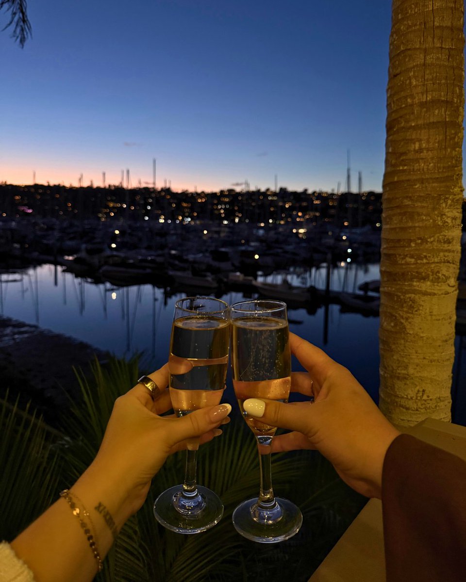 BlueWaveIP's tweet image. Welcome 2026 with sweeping Shelter Island waterfront views 🥂 Celebrate New Year’s Eve at Blue Wave with champagne toasts tonight at 9pm and midnight. Cheers! 🍾

#BlueWaveBarAndGrill