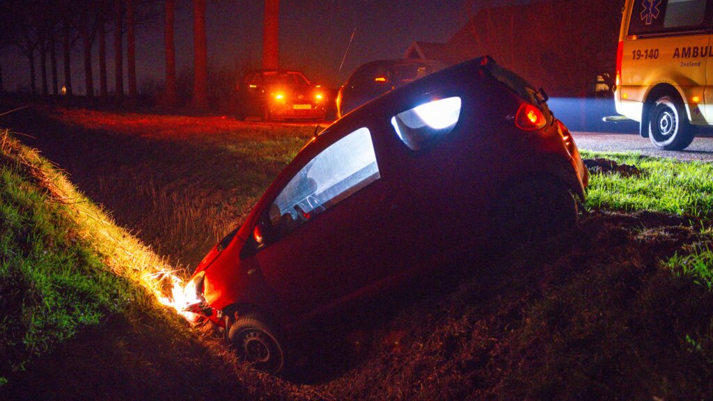 Automobilist belandt met hoge snelheid in sloot bij Oud-Vossemeer