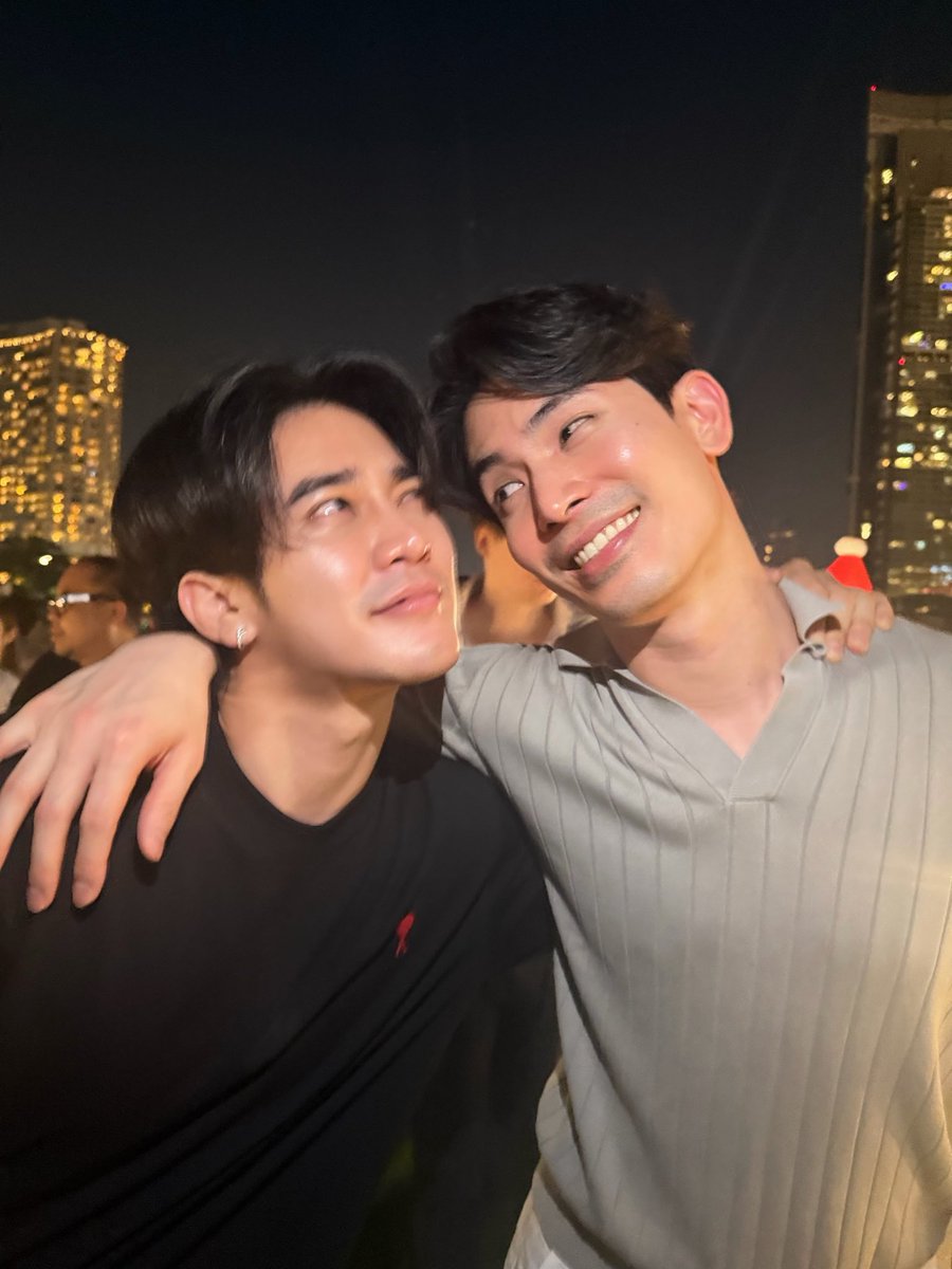 ว้ายยยยูโรลงเรือแล้วไปหาพี่เข้มเลยเหรอ อิเหร้ย ฮีไม่ทิ้งใครไว้ข้างหลังจริง ๆ เข้มยูโร สนยูโร กุมูมมามตั้งแต่ต้นปีมาก มีความสุขไปป้ะ