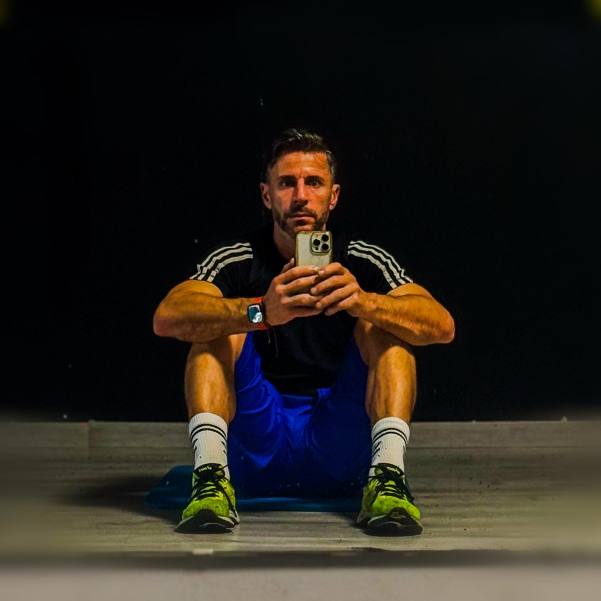 Manu_Anguas's tweet photo. Vaya año……

Me enseñó que sonreír mientras todo se derrumba por dentro
es una forma silenciosa de resistencia.
Y que seguir, incluso cuando nadie ve la batalla,
es la prueba más pura de resiliencia.
.
.
.

#Resiliencia #Proceso #Silencio #Constancia #Disciplina https://t.co/xgEbnb1i7a