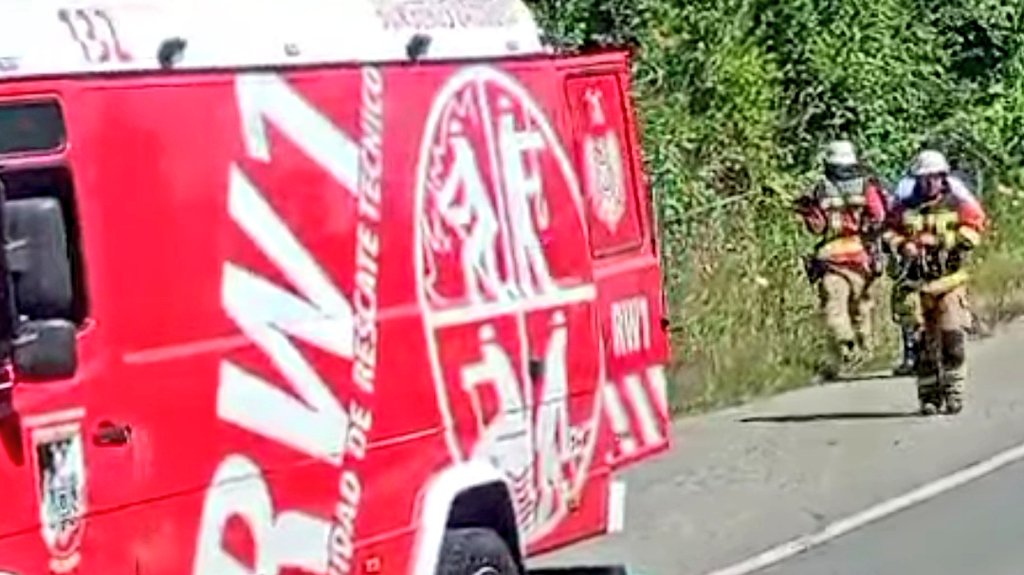 2016cruce's tweet image. Equipos de emergencia trabajan en colisión de camioneta con poste altura ex coval ( Cayumapu) en rutaT-202 San José - Valdivia.

#sjmq #Mariquina #valdiviacl