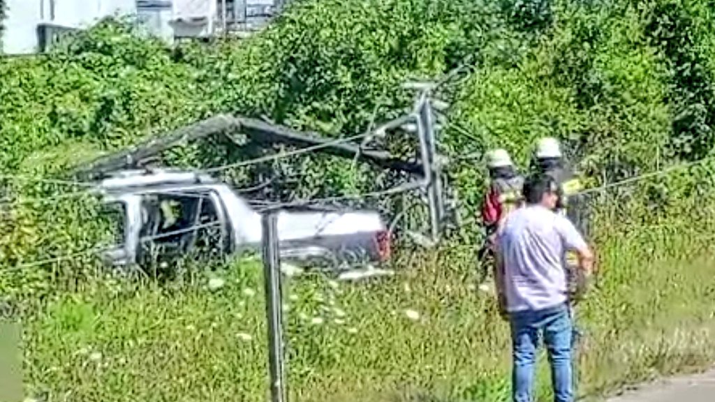 2016cruce's tweet image. Equipos de emergencia trabajan en colisión de camioneta con poste altura ex coval ( Cayumapu) en rutaT-202 San José - Valdivia.

#sjmq #Mariquina #valdiviacl