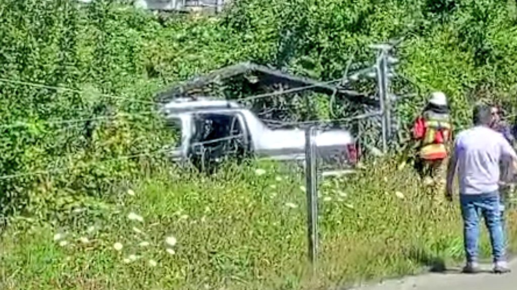 2016cruce's tweet image. Equipos de emergencia trabajan en colisión de camioneta con poste altura ex coval ( Cayumapu) en rutaT-202 San José - Valdivia.

#sjmq #Mariquina #valdiviacl