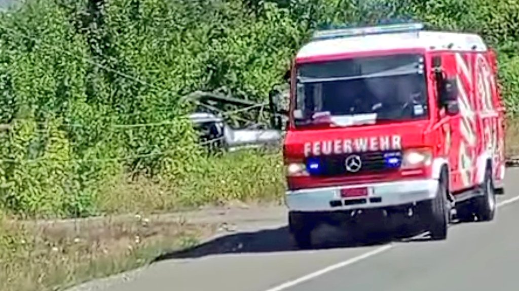 2016cruce's tweet image. Equipos de emergencia trabajan en colisión de camioneta con poste altura ex coval ( Cayumapu) en rutaT-202 San José - Valdivia.

#sjmq #Mariquina #valdiviacl