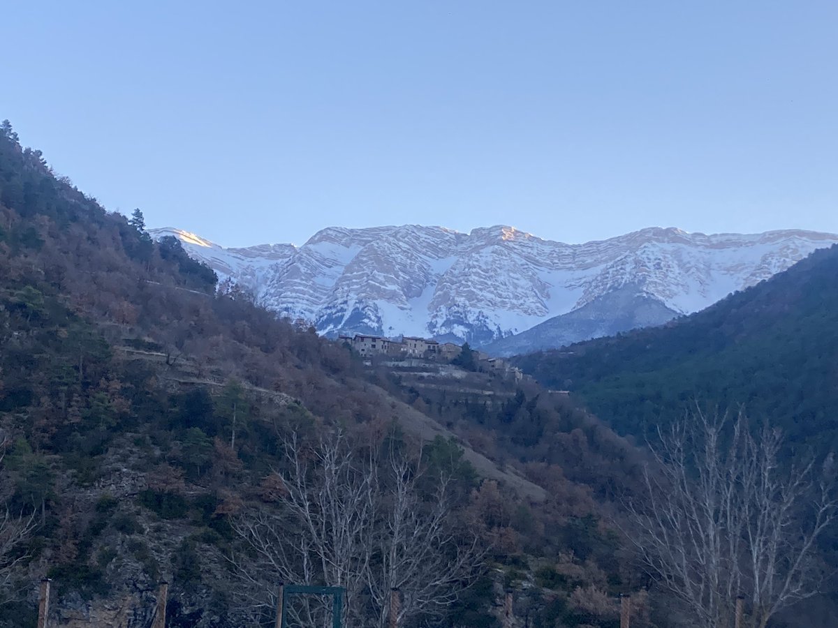 JICervera's tweet image. L'última llum del 2025. 
Sí, un bon final. 
#BonAny2026 #AdéuSiau2025 #Pirineu #nevada #meteo #Puigmal #LaTosa #Cadí #muntanya #Cerdanya #AltUrgell #Pyrenees