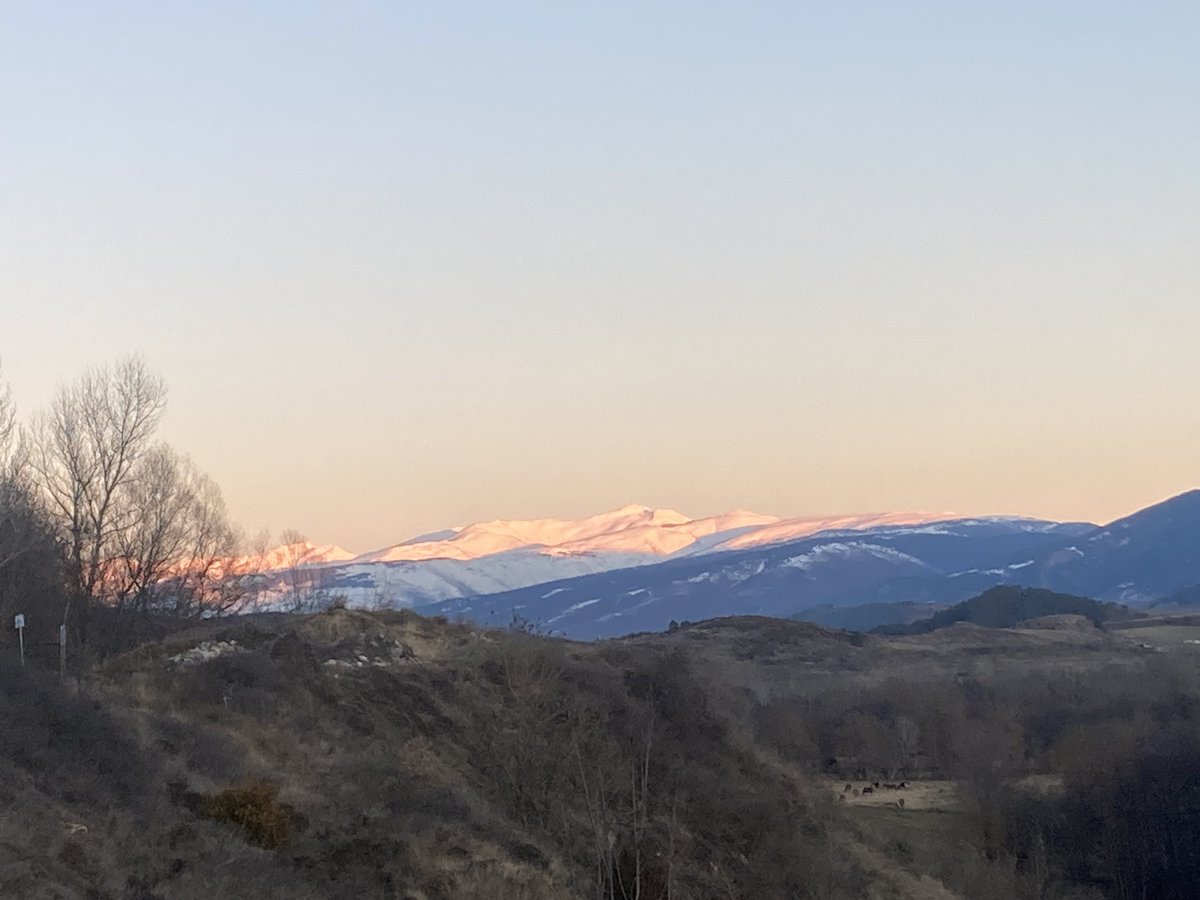 JICervera's tweet image. L'última llum del 2025. 
Sí, un bon final. 
#BonAny2026 #AdéuSiau2025 #Pirineu #nevada #meteo #Puigmal #LaTosa #Cadí #muntanya #Cerdanya #AltUrgell #Pyrenees