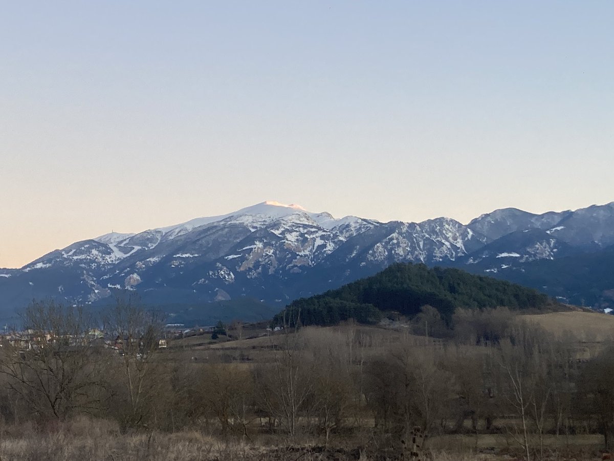 JICervera's tweet image. L'última llum del 2025. 
Sí, un bon final. 
#BonAny2026 #AdéuSiau2025 #Pirineu #nevada #meteo #Puigmal #LaTosa #Cadí #muntanya #Cerdanya #AltUrgell #Pyrenees