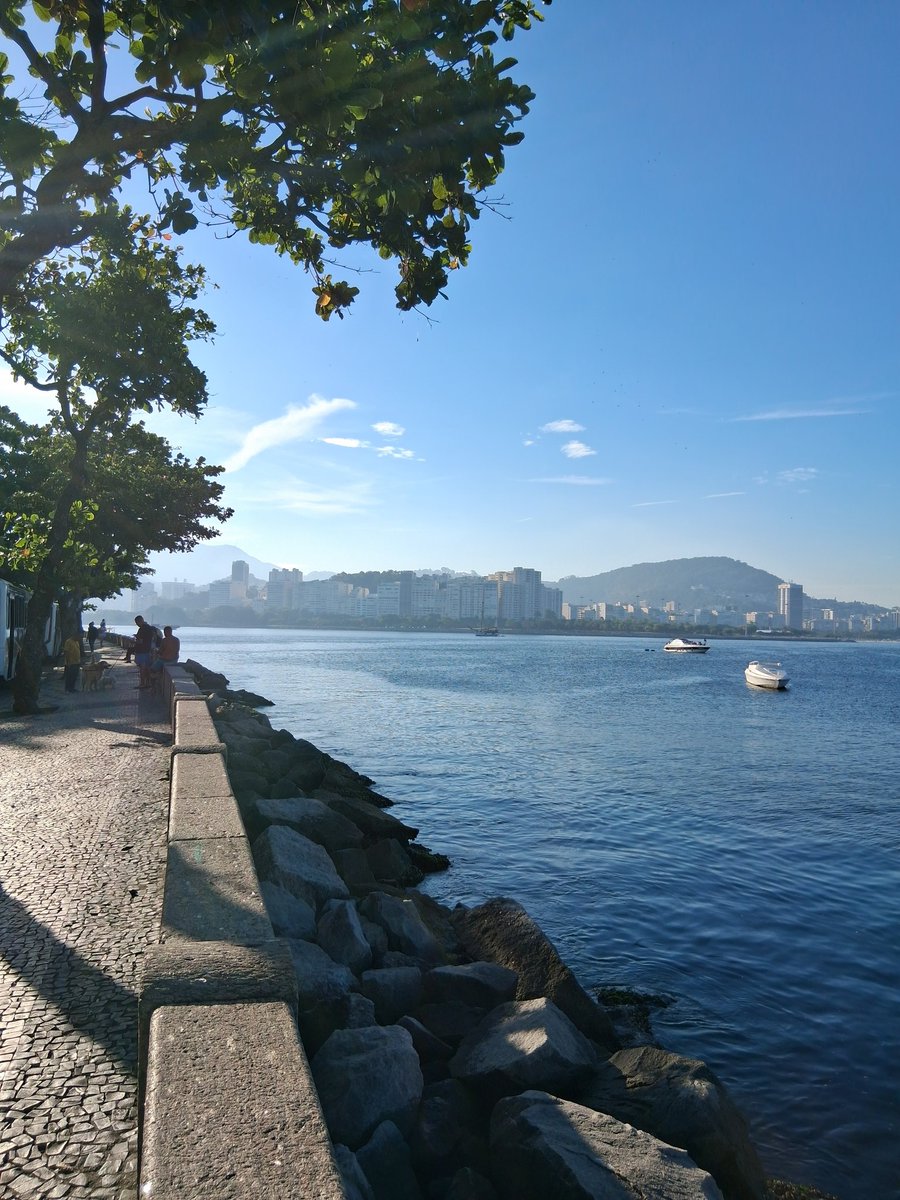 rodrigoluisvelo's tweet image. Cara, o céu ficou totalmente azul DO NADA no Rio de Janeiro!! 

Cacique Cobra Coral é sinistra! Melhor investimento público que a prefeitura faz.