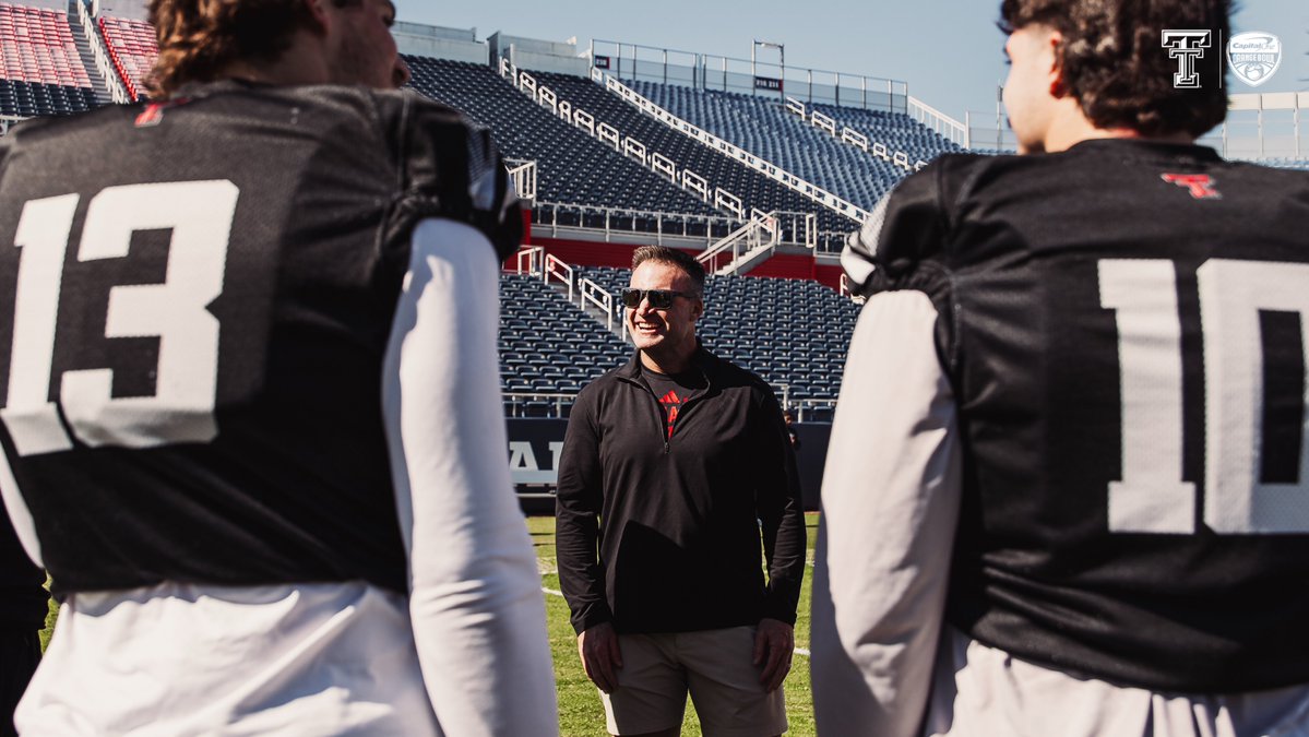 TexasTechFB's tweet image. Red Raider legend 🤝 @MiamiDolphins legend

Great having Zach Thomas at practice today! 

#WreckEm x #PhinsUp