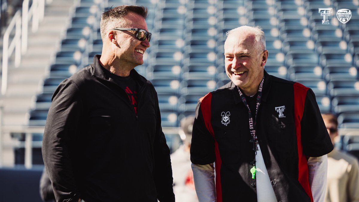 TexasTechFB's tweet image. Red Raider legend 🤝 @MiamiDolphins legend

Great having Zach Thomas at practice today! 

#WreckEm x #PhinsUp