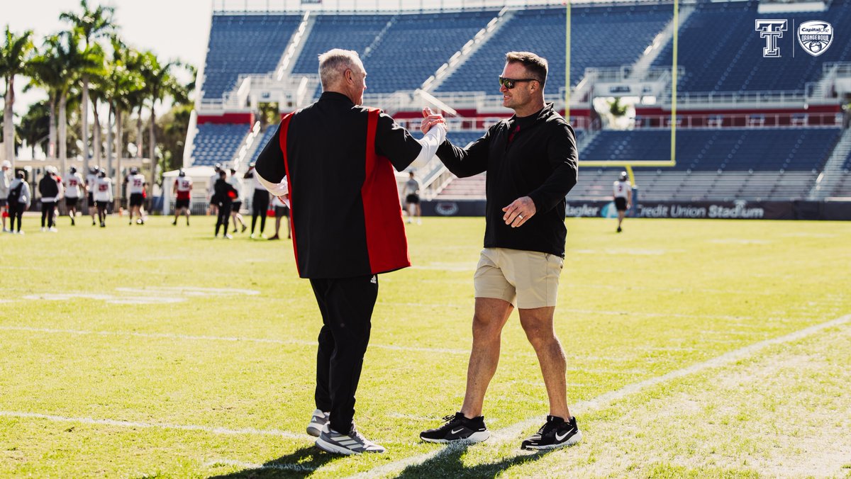 TexasTechFB's tweet image. Red Raider legend 🤝 @MiamiDolphins legend

Great having Zach Thomas at practice today! 

#WreckEm x #PhinsUp
