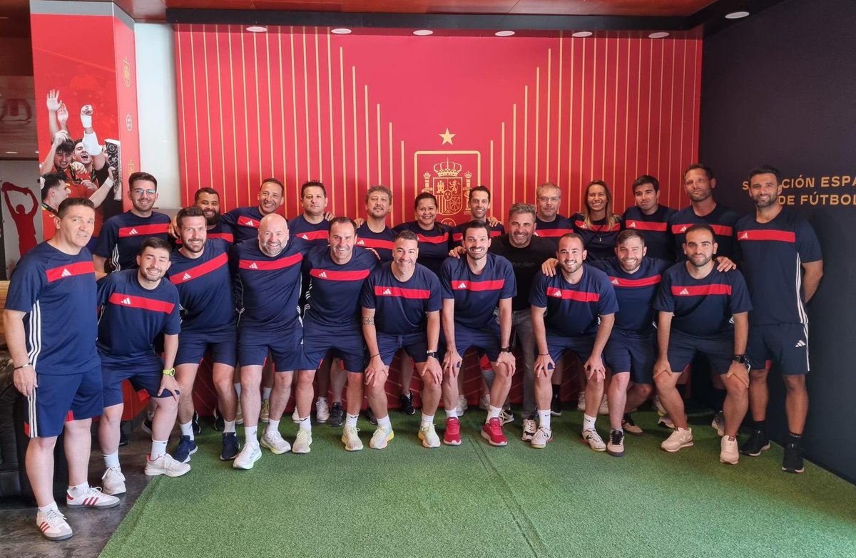 EricSalesV's tweet photo. 📚 Desde hace unos meses, formando parte del Nivel 3 - UEFA Futsal Pro. 

💪 Ilusión intacta, crecimiento diario y objetivos claros hacia 2026.

@FutSalRFEF @AcademiaRFEF https://t.co/Ny2hZ3NZkN