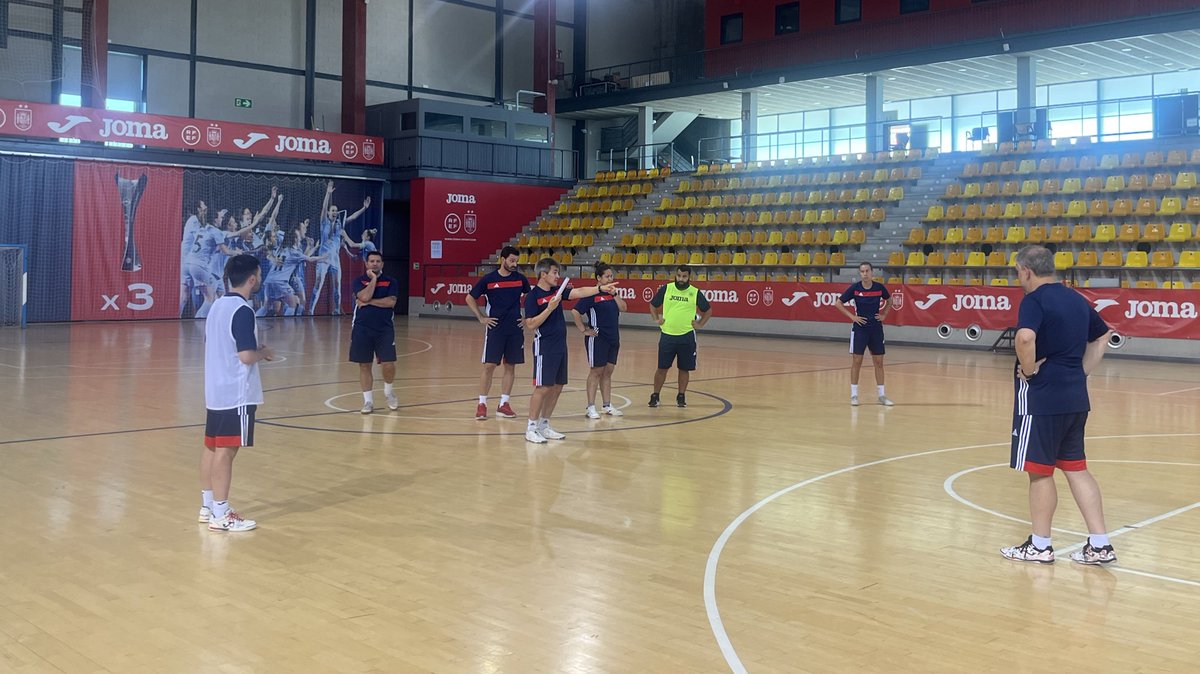 EricSalesV's tweet photo. 📚 Desde hace unos meses, formando parte del Nivel 3 - UEFA Futsal Pro. 

💪 Ilusión intacta, crecimiento diario y objetivos claros hacia 2026.

@FutSalRFEF @AcademiaRFEF https://t.co/Ny2hZ3NZkN