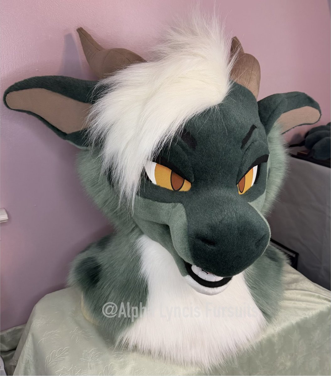AlphaLyncis's tweet image. Welcome the adorable Kale the dragon to the family!!!  Still need to finish his tail before he heads home! 💚✨