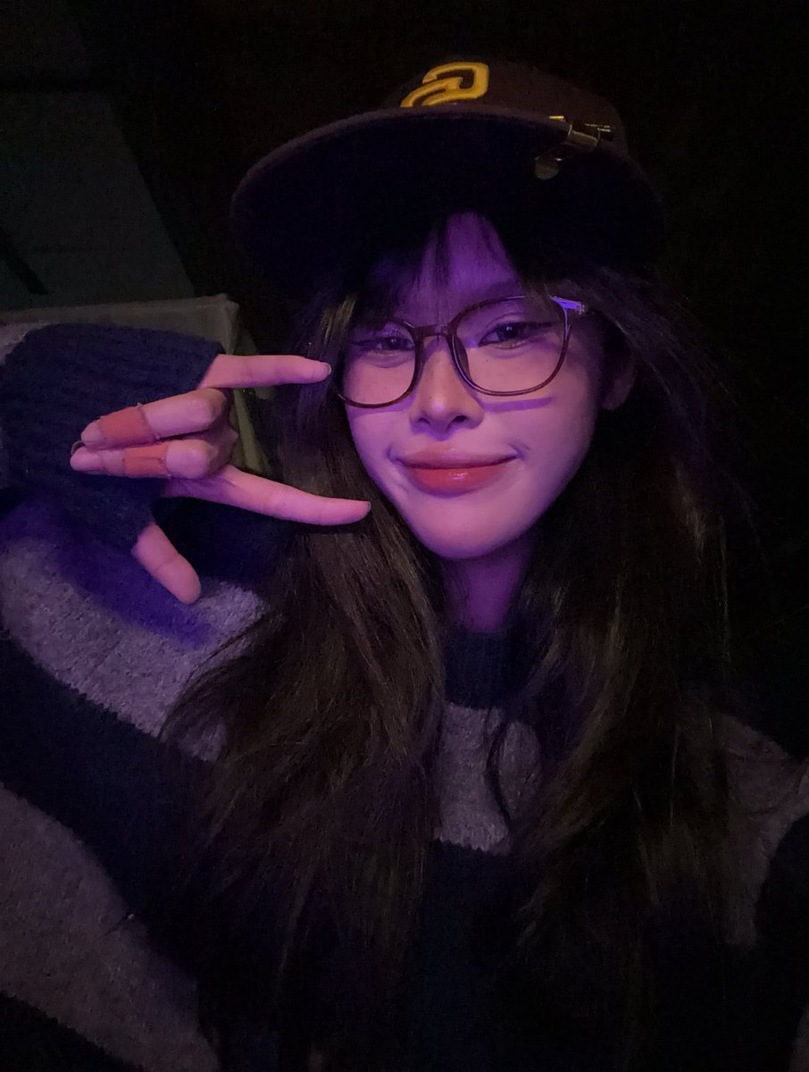 อยากจะเกิดเป็นฮิปโป อยากจะเกิดเป็นเสือดาว 
อยากจะเป็นหมีขาวหรือยีราฟคอยาวๆ อยากจะเป็นแพนด้าน้อย
อยากจะเกิดเป็นนกยูง อยากจะอยู่ในฝูงนกกระเรียน เวียนจิตไม่น้อย
ยิ่งคิดแล้วก็ยิ่งนอย มา enjoy กันดีกว่า
ปลดปล่อยให้จินตนาการพาเราครื้นเครง อย่าไปเกรงกับปัญหาที่วุ่นวาย