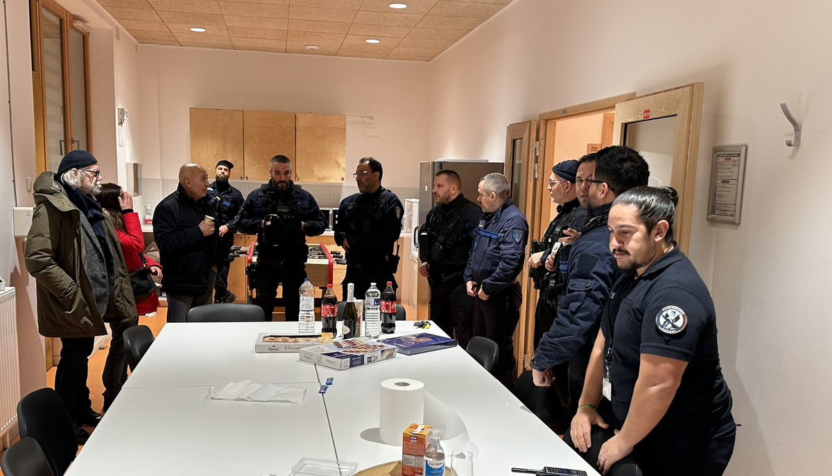 Ce soir comme chaque année nous passons saluer celles et ceux qui œuvrent pour notre santé et notre sécurité toute l'année.
Ces agent.es du service public des urgences et de la réanimation de l'hôpital Avicenne, les pompiers et la police nationale et municipale